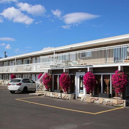 Plaza Motel Пентиктон Экстерьер фото