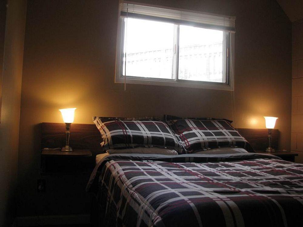 Plaza Motel Пентиктон Экстерьер фото
