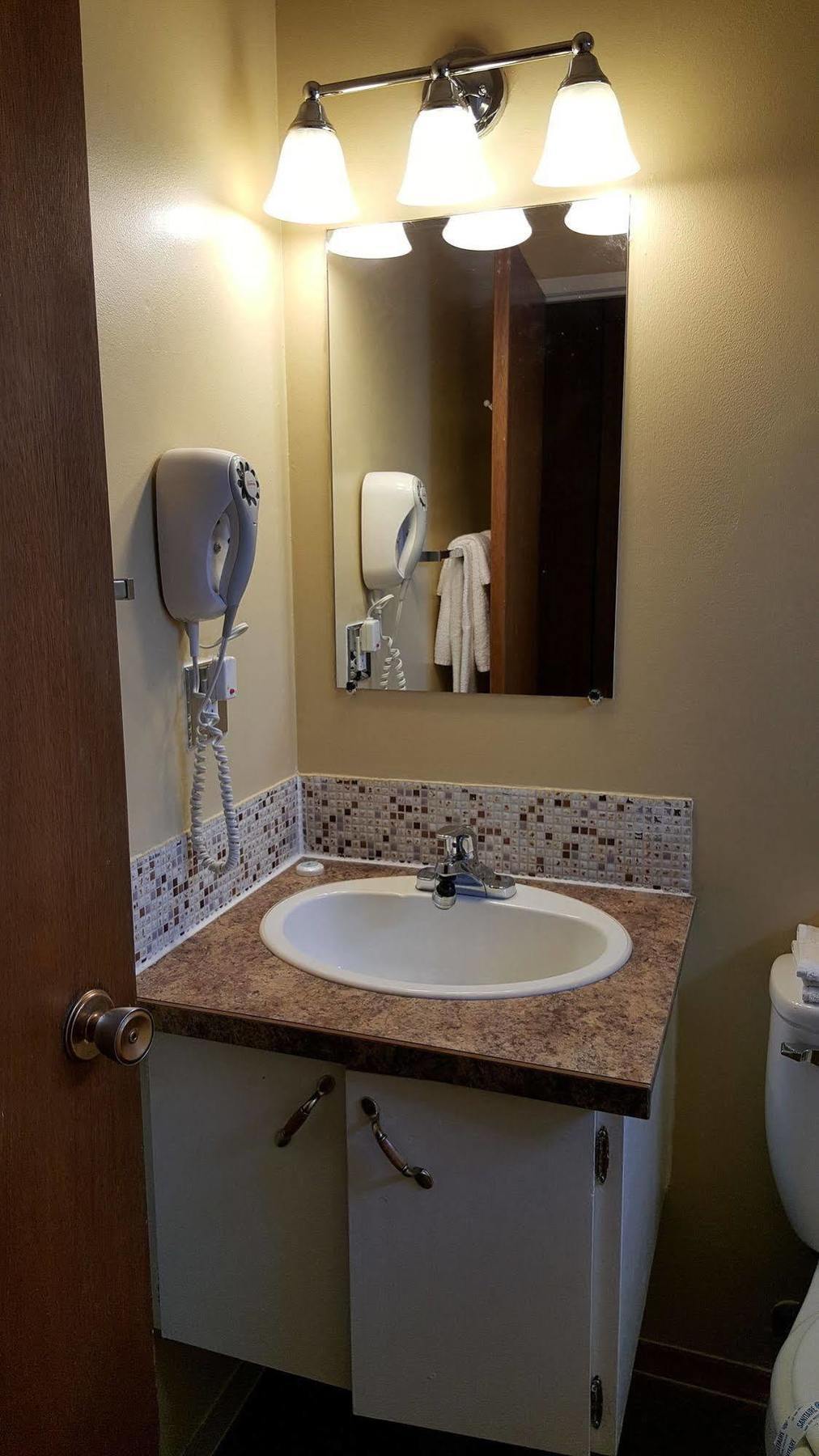 Plaza Motel Пентиктон Экстерьер фото