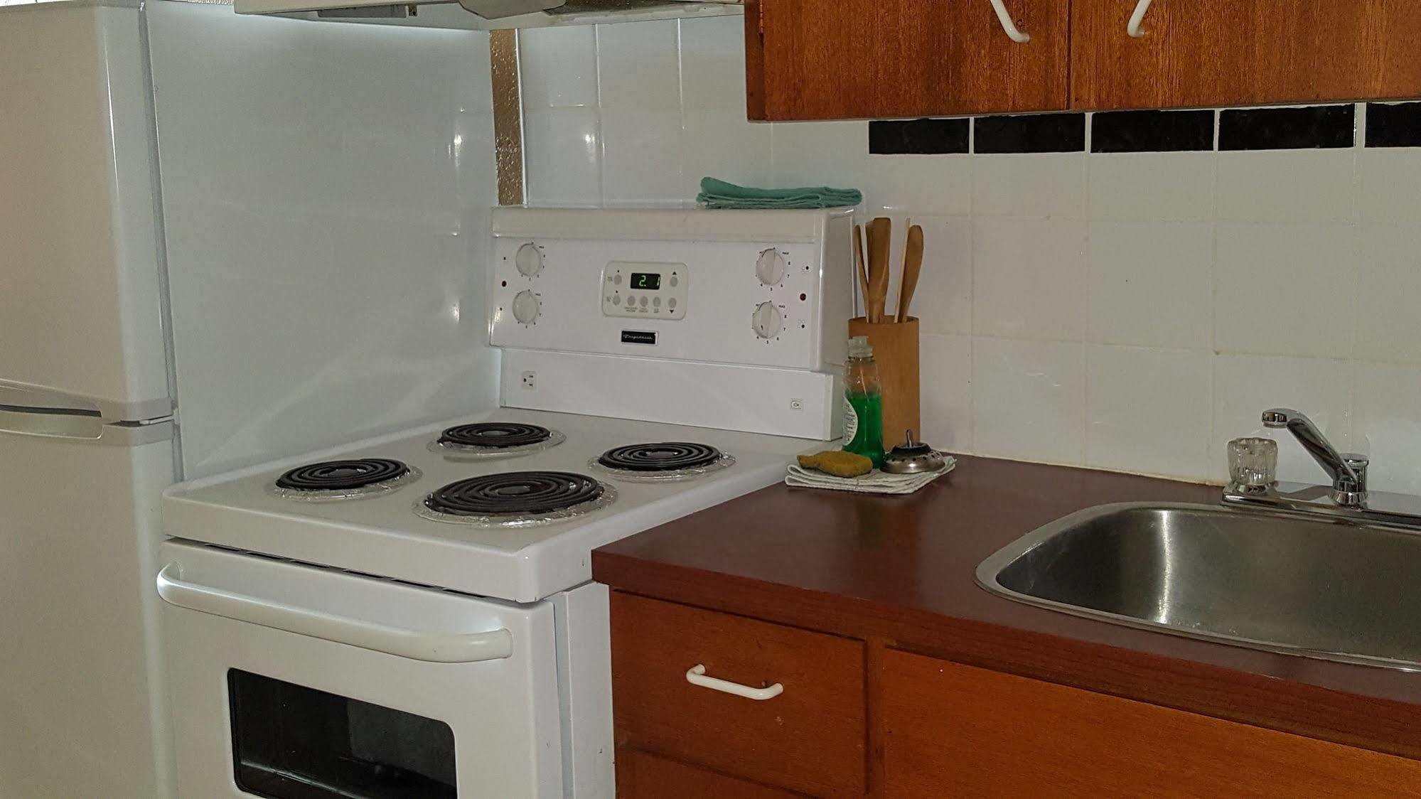 Plaza Motel Пентиктон Экстерьер фото