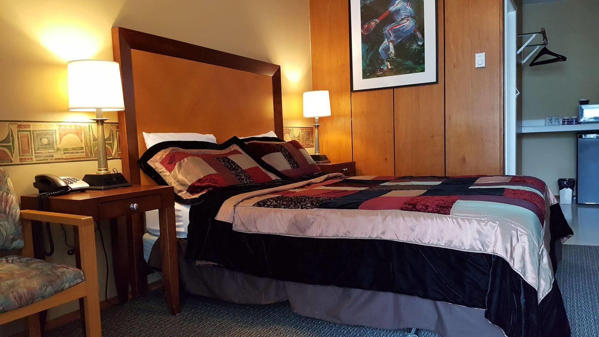 Plaza Motel Пентиктон Экстерьер фото