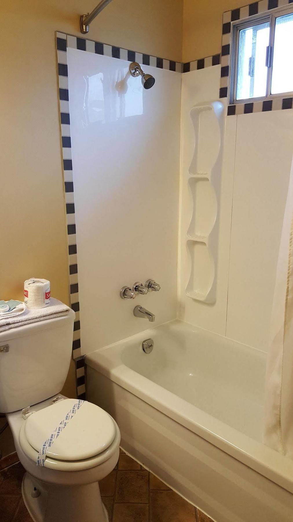 Plaza Motel Пентиктон Экстерьер фото