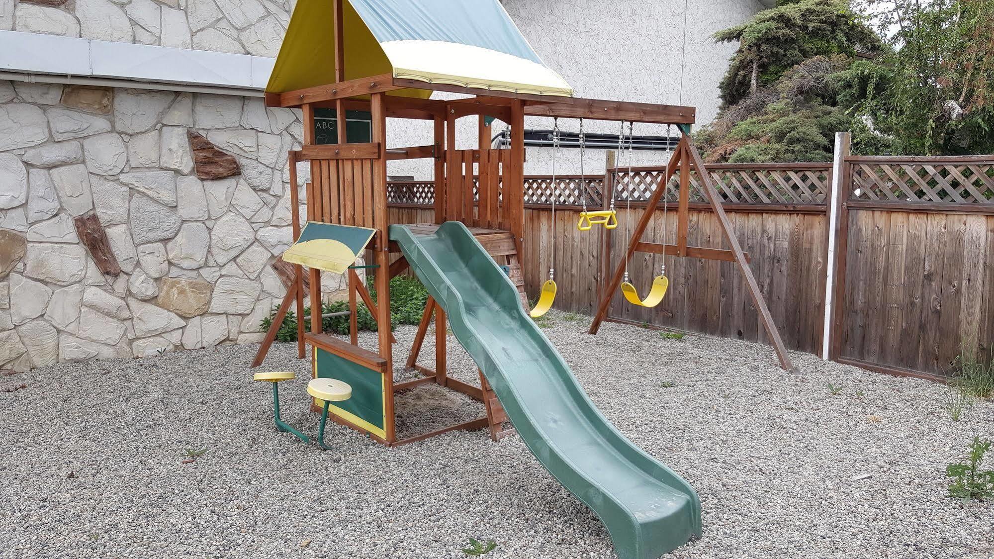 Plaza Motel Пентиктон Экстерьер фото