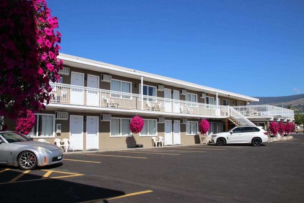 Plaza Motel Пентиктон Экстерьер фото