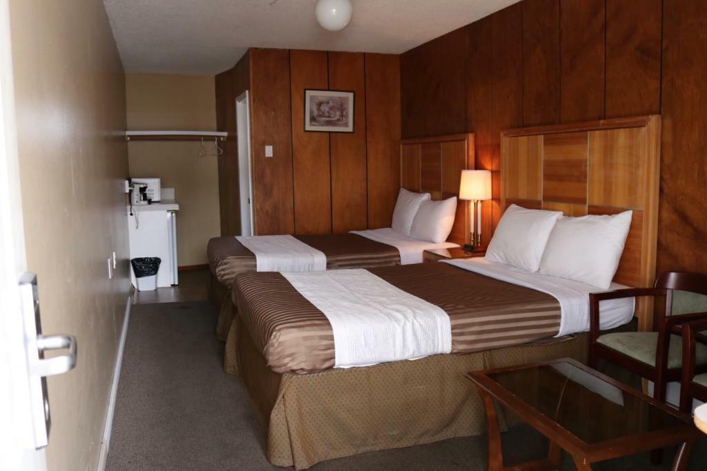 Plaza Motel Пентиктон Экстерьер фото