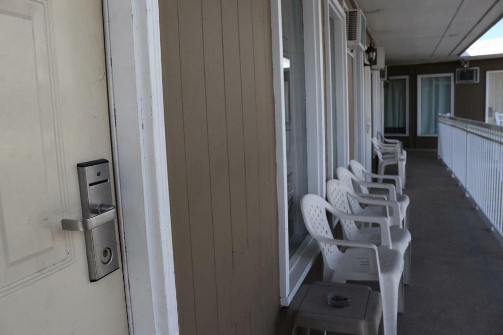 Plaza Motel Пентиктон Экстерьер фото